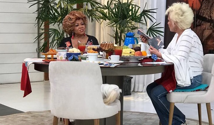 Ana Maria Braga comete gafe e se emociona ao receber Alcione no Mais Você