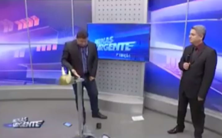 Apresentador do Minas Urgente quebrou uma mesa do informativo