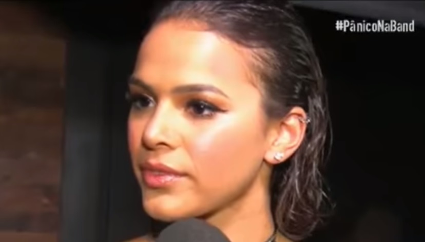 Bruna Marquezine durante entrevista ao Pânico