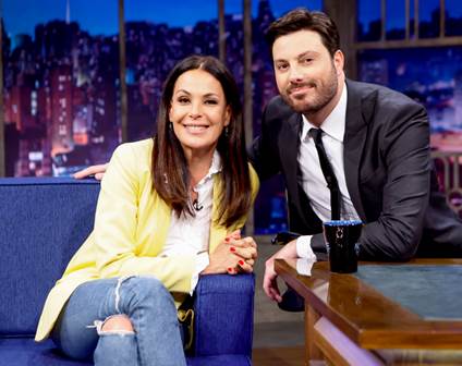 Carolina Ferraz é a entrevistada de Danilo Gentili e fala do bordão 