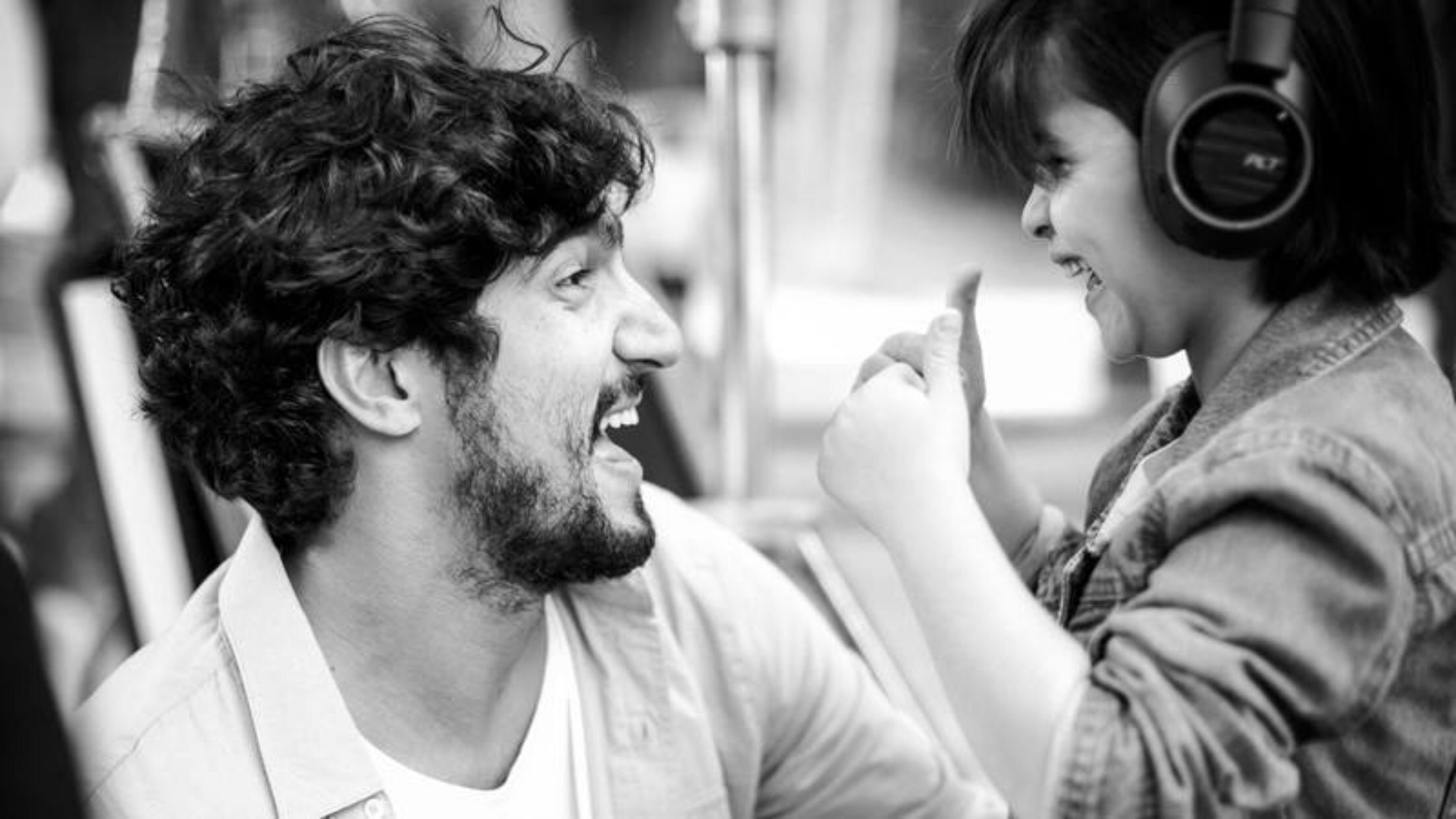 Renato Goes grava com o ator mirim Matheus Dantas