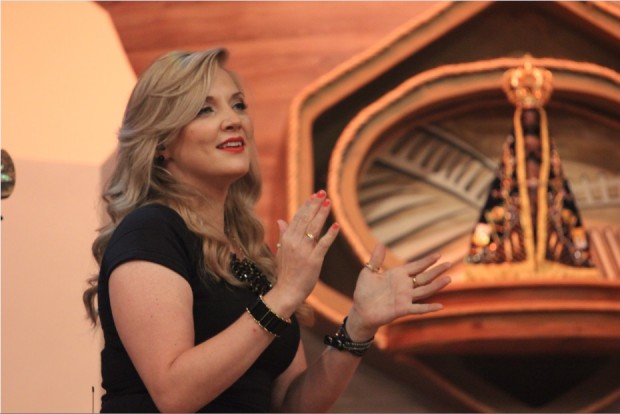 Mariangela Zan , apresentadora do Aparecida Sertaneja