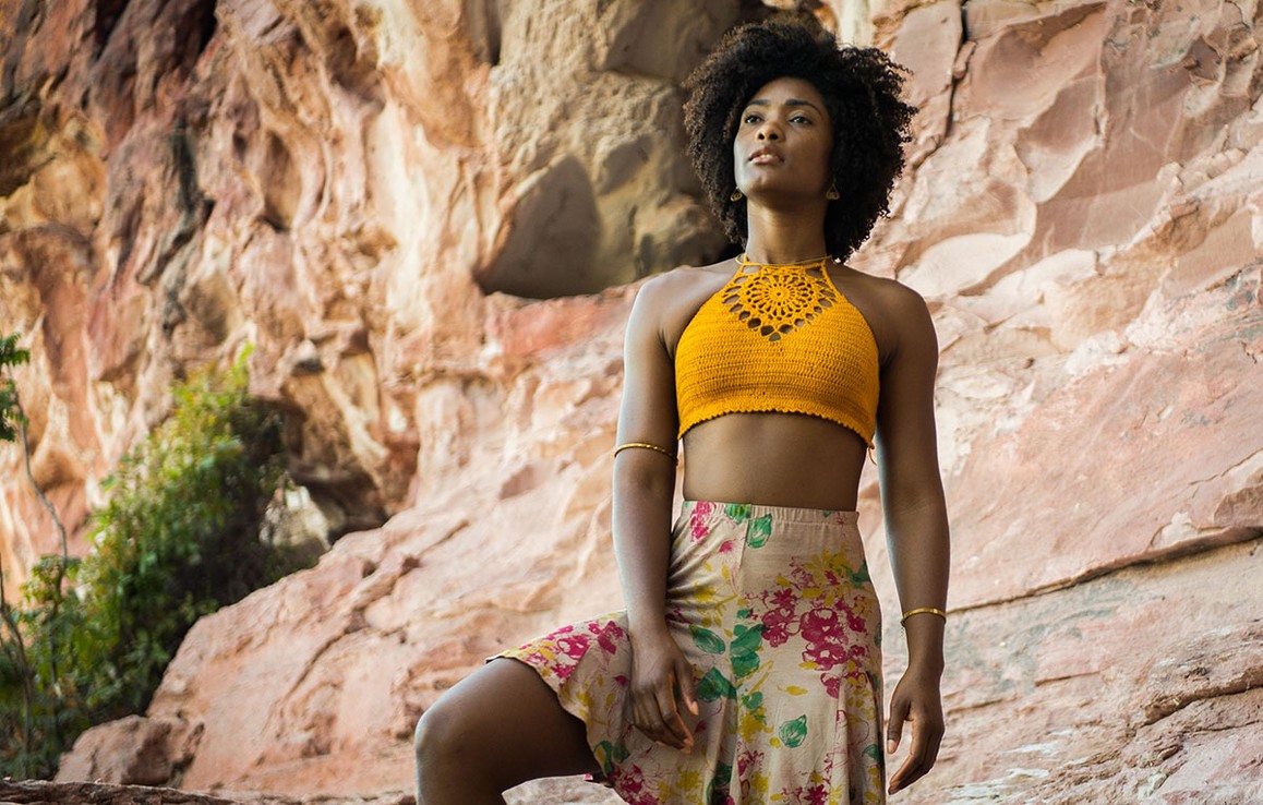 Raquel (Erika Januza) de O Outro Lado do Paraíso