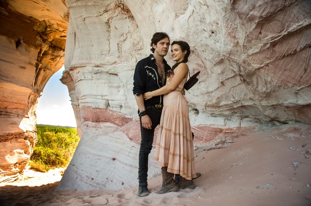 Sergio Guizé e Bianca Bin em O Outro Lado do Paraíso