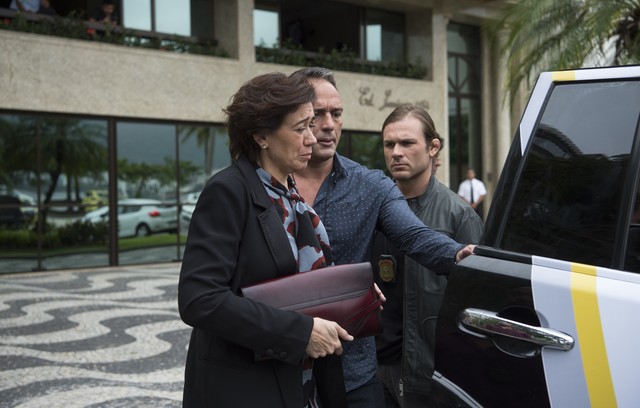 Silvana (Lília Cabral) leva pela polícia em A Forca do Querer