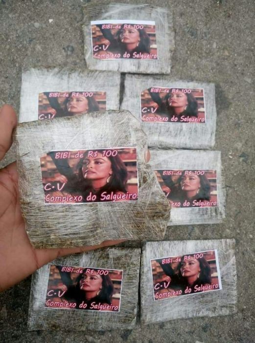 Trouxinhas de maconha estampadas com imagem de Bibi de A Força do Querer