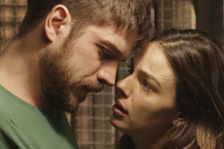 Zeca (Marco Pigossi) e Ritinha (Isis Valverde) de A Força do Querer