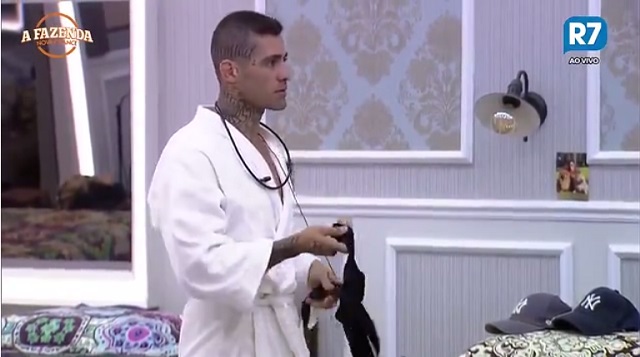 Yuri Fernandes conversa com colegas de confinamento sobre herpes