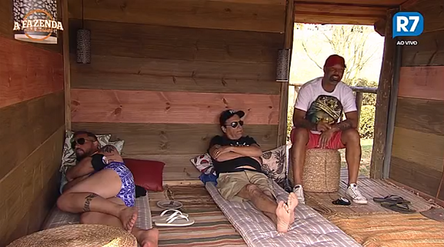 Conrado, Nahim e Dinei na casa da árvore