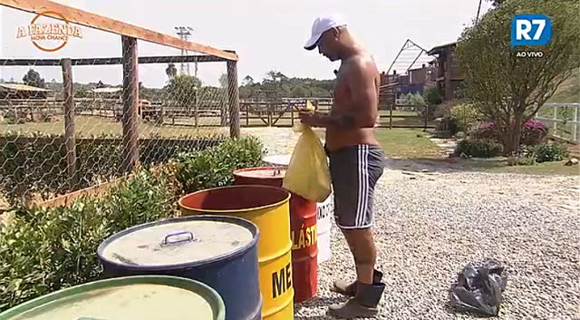 Dinei não sabe separar o lixo em A Fazenda 9