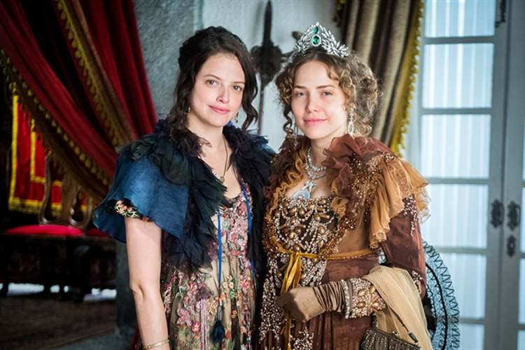 Domitila (Agatha Moreira) e Leopoldina (Letícia Colin) de Novo Mundo