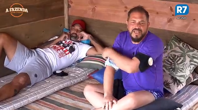 Dinei e Conrado na casa da árvore