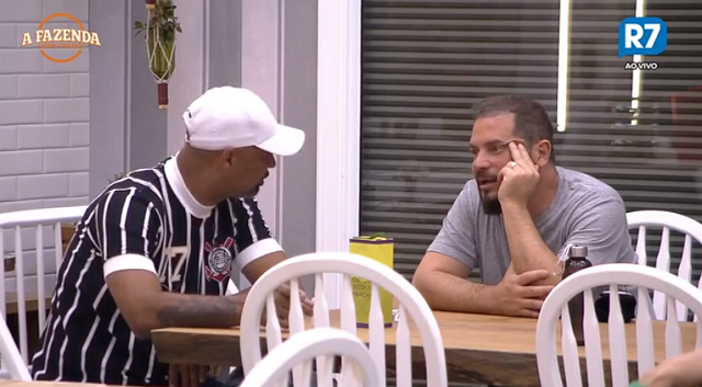 Dinei ofende peoa Flávia em conversa com Conrado