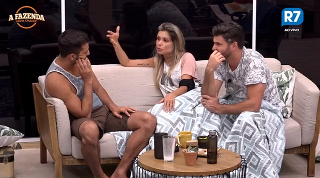 Mathues Lisboa, Flávia Viana e Marcelo Ié Ié conversam na área externa da sede
