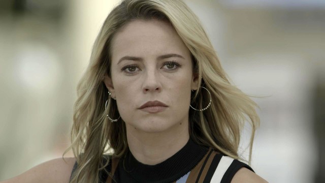 Jeiza (Paolla Oliveira) ve Zeca (Marco Pigossi) beijando outra mulher em A Forca do Querer