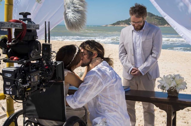 Juliana Dalavia e Felipe Simas gravam Os Dias Eram Assim (Foto: Globo/ Cesar Alves)