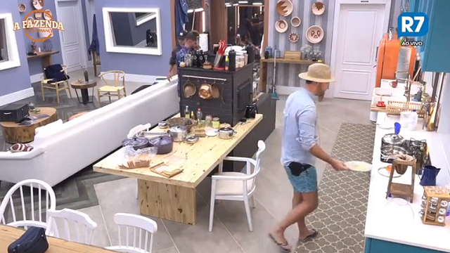 Marcelo Ié Ié na cozinha de A Fazenda 9