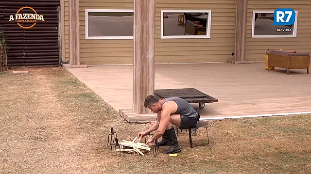 Marcos montando churrasqueira