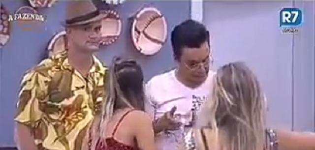 Nahim fica irritado com Flávia e Minerato
