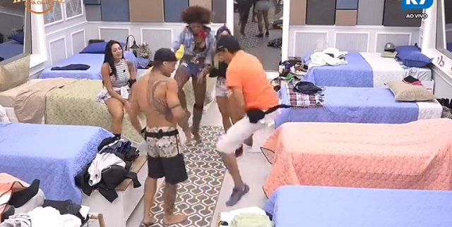 Nahim faz sarrada no ar com peões no quarto