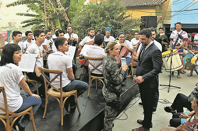 Paolla Oliveira e Rodrigo Lombardi gravando cena de A Forca do Querer