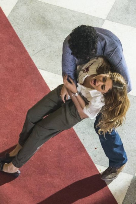 Vitor (Daniel de Oliveira) tenta atirar em Renato (Renato Goes), mas acerta Alice (Sophie Charlotte) em Os Dias Eram Assim