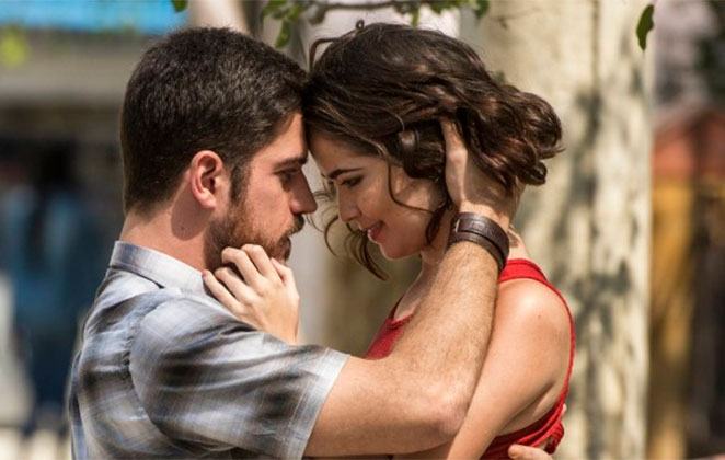 Zeca (Marco Pigossi) e Carla (Louise Marrie) de A Forca do Querer