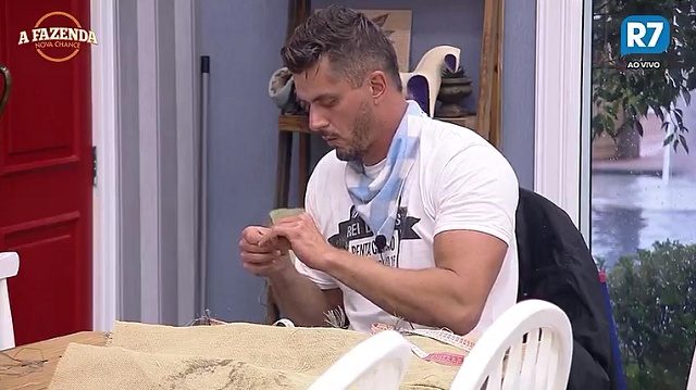 Marcos fazendo artesanato na sala da sede