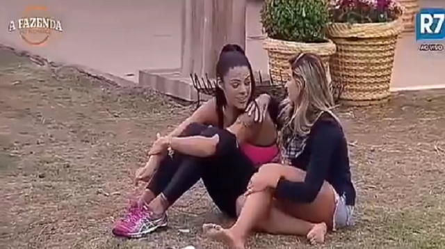 Monique e Minerato conversando sobre Conrado