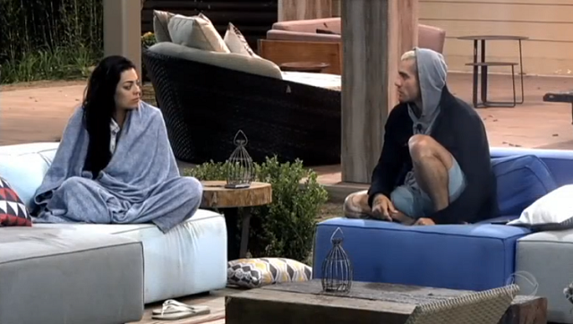 Monique Amin e Yuri Fernandes conversando sobre Monick Camargo