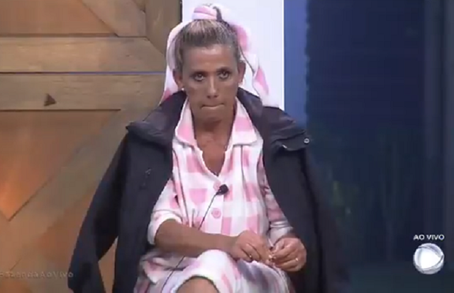 Rita Cadillac durante a formação da Roça ontem à noite (30)