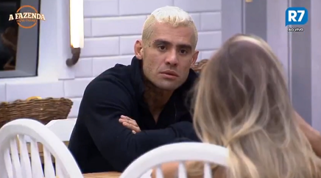 Yuri conversando com a namorada Monick Camargo