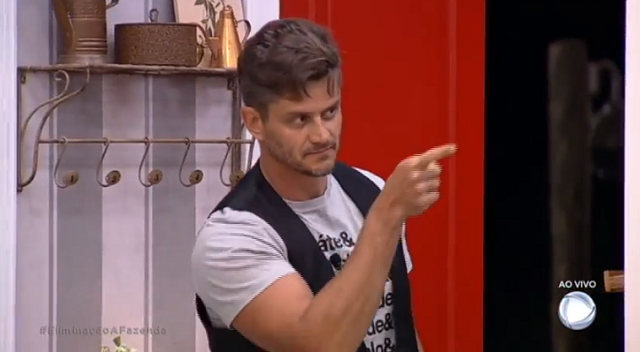 Ao voltar da Roça, Marcos Harter intimida peões rivais