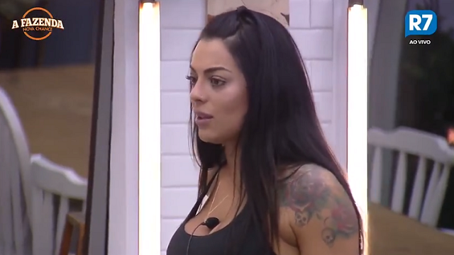 Monique Amin conta sobre imprevisto durante ensaio sensual