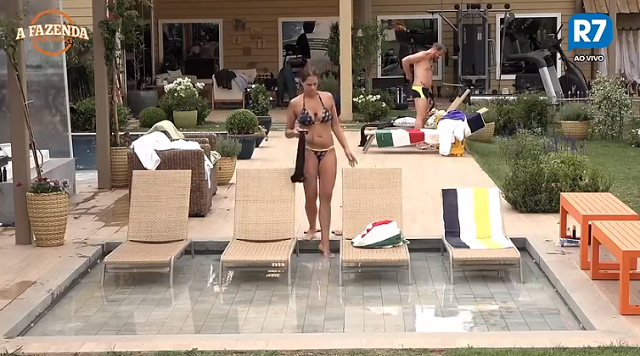Aritana Maroni na área da piscina