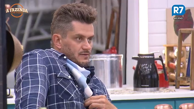 Marcos Harter na cozinha de A Fazenda - Nova Chance