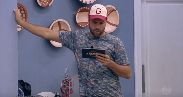 Fazendeiro Marcelo Ié Ié lendo a carta da punição