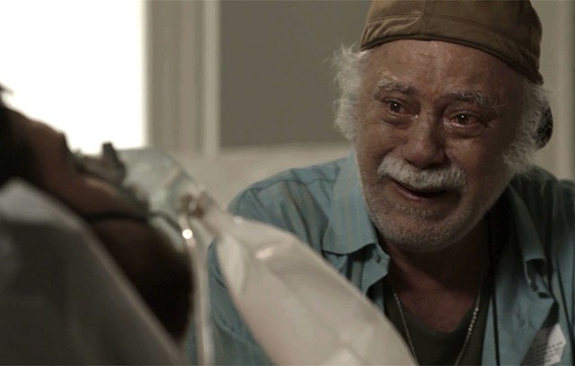 Abel (Tonico Pereira) visita Zeca (Marco Pigossi) no hospital em A Forca do Querer