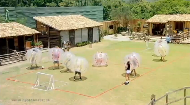 Peões jogando futebolha