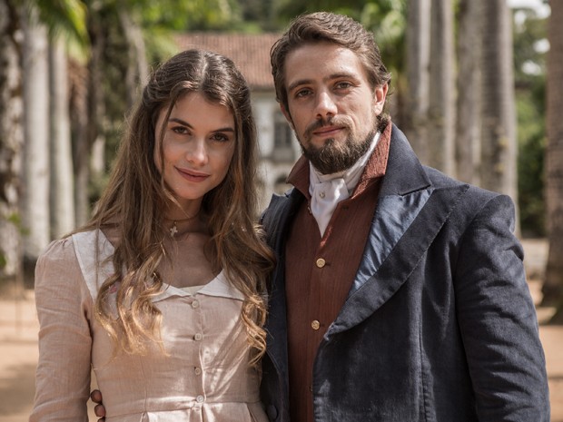 Alinne Moraes e Rafael Cardoso, protagonistas de Alem do Tempo