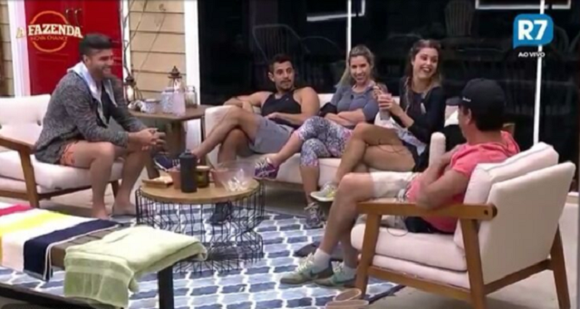 Peões reunidos na área externa de A Fazenda - Nova Chance