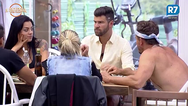 Monique Amin almoçando com os colegas de confinamento