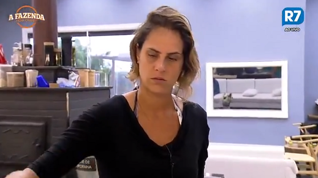 Aritana Maroni reclama da sujeira na cozinha de A Fazenda - Nova Chance