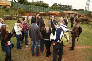 Diretores de A Fazenda conversam com jornalista duranta visita ao reality