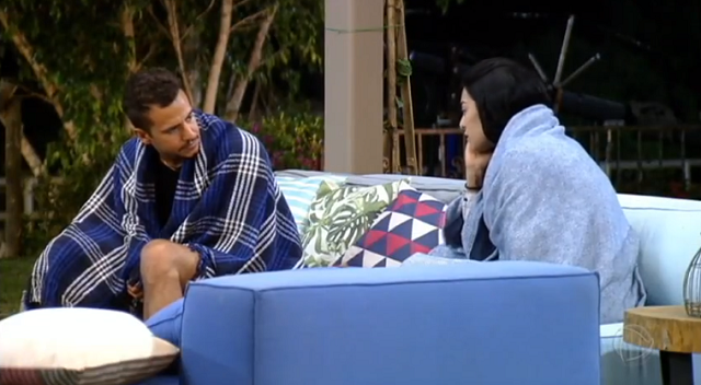 Matheus e Monique Amin conversando