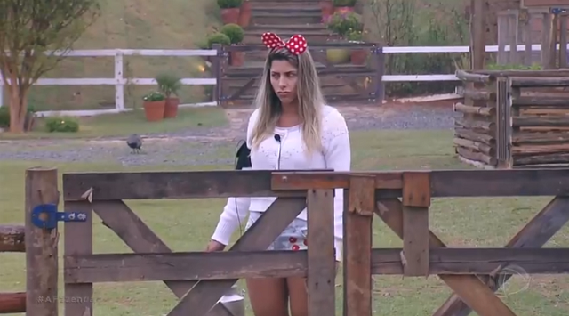 Ana Paula Minerato acorda cedo para cuidar da vaca