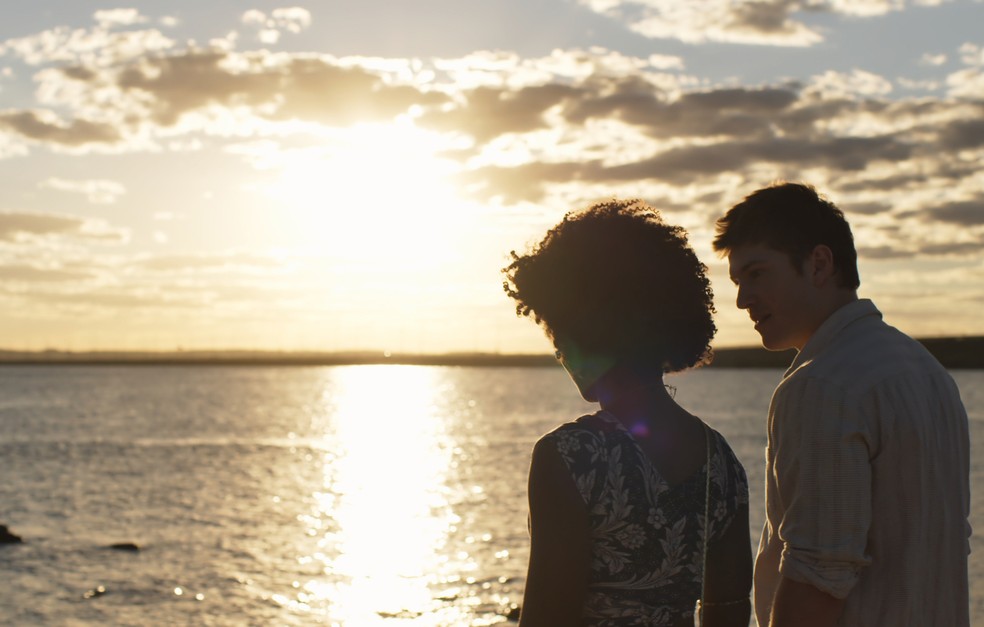 Bruno (Caio Paduan) beija Raquel (Erika Januza) em O Outro Lado do Paraíso (Divulgação/Globo)