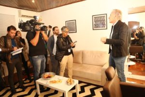 Roberto Justus recebe os jornalista em seu camarim na sede do reality A Fazenda