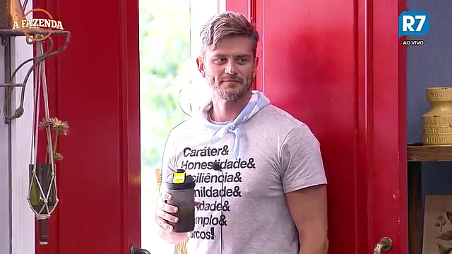 Camisa de Marcos Harter chama a atenção do público na web