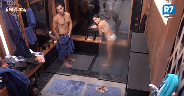 Matheus e Flávia dividindo o chuveiro